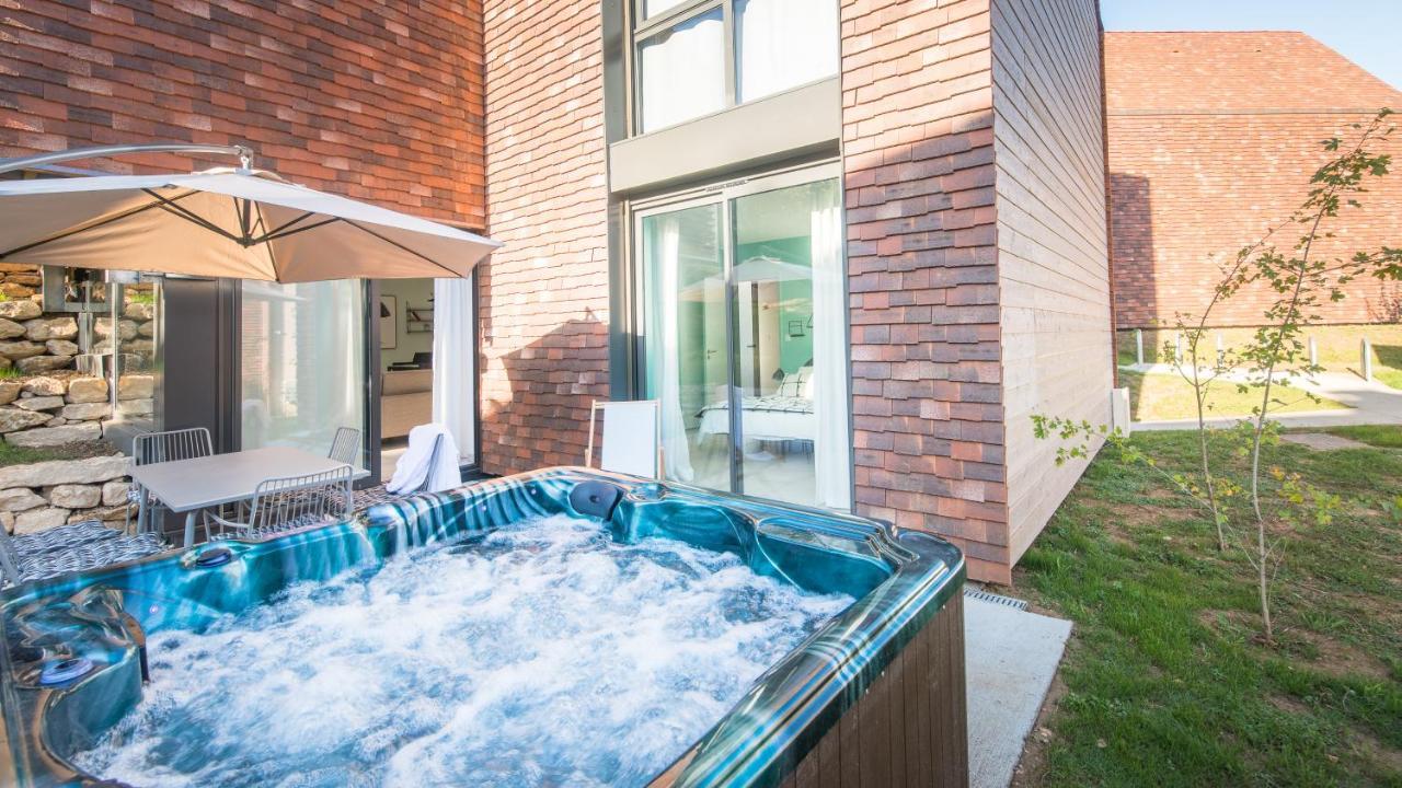 Appartamento Côté Jardin avec Jacuzzi Privatif et parking privé Sarlat Esterno foto
